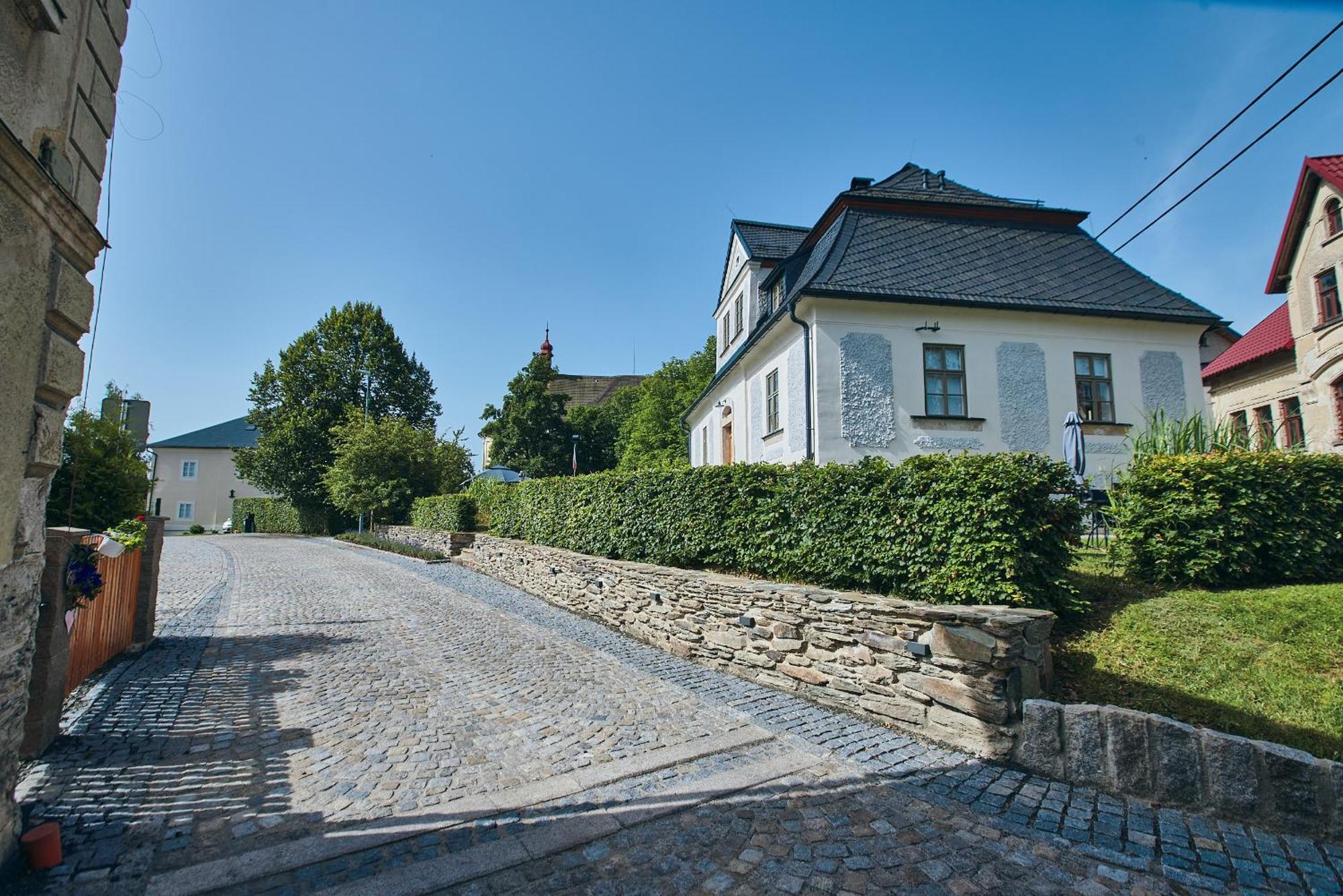 Barokni Kaplanka 1796 A. D. - Luxusni Apartmany V Ceskem Raji Zelezny Brod Luaran gambar